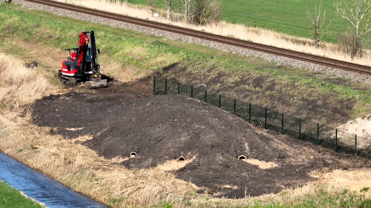 Beeld uit video: Drone filmt kunstburcht voor dassen langs spoor in Molkwerum