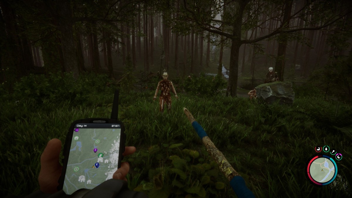 Ein Spieler hält in Sons of the Forest ein Telefon und einen Dorn in der Hand.  Dieses Bild ist Teil eines Artikels über die besten Horrorspiele des Jahres 2023.