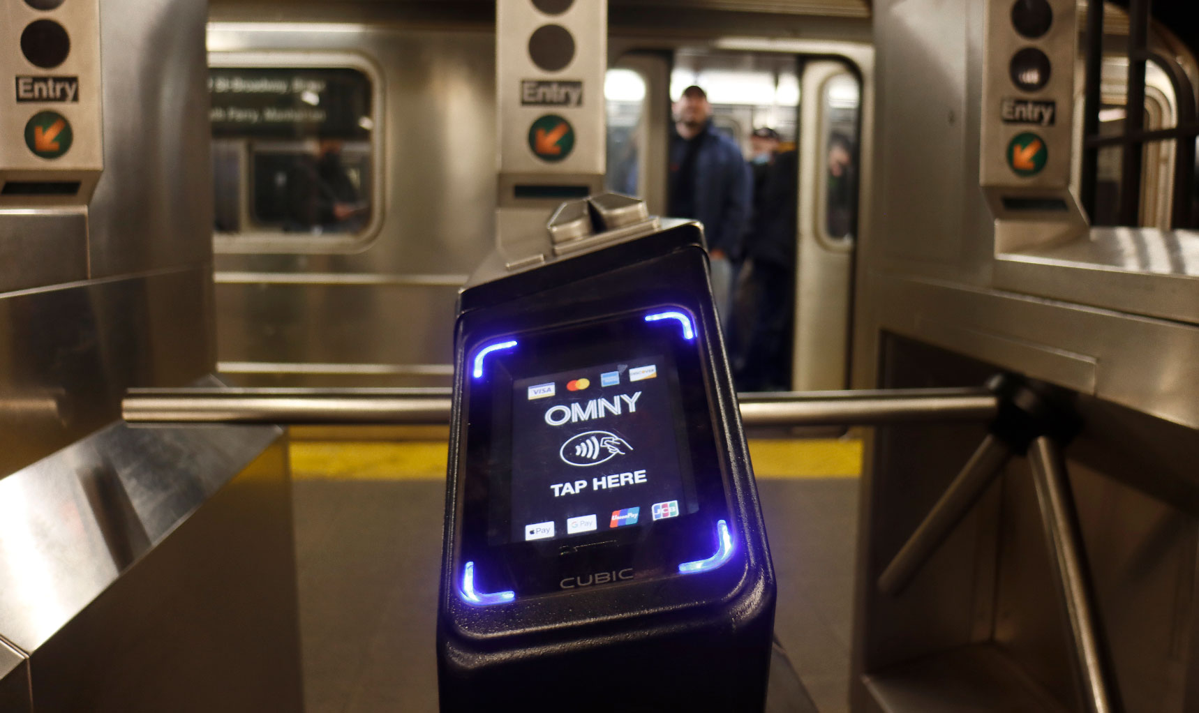 NEW YORK, NY – 5. MÄRZ: Ein OMNY-Fahrkartenleser ist am 5. März 2023 vor einem Zug der Linie 1 an der U-Bahn-Station Christopher Street in New York City abgebildet.  (Foto von Gary Hershorn/Getty Images)