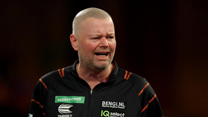 1703886946 341 Van Barneveld litt auf der Buehne unter Juckreiz im Fuss