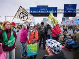 Politie begint uren na start blokkade aan ontruiming van A10 in Amsterdam