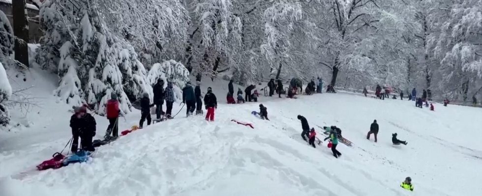 Auch die Niederlande koennen sich auf Schnee und Glaette einstellen