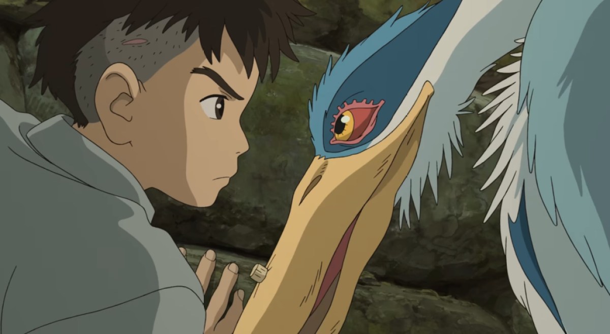 Der englische Trailer zu The Boy and the Heron enthüllt atemberaubende Leistungen von Robert Pattinson Grey Heron.  Dieses Bild ist Teil eines Artikels über die besten Animationsfilme des Jahres 2023.