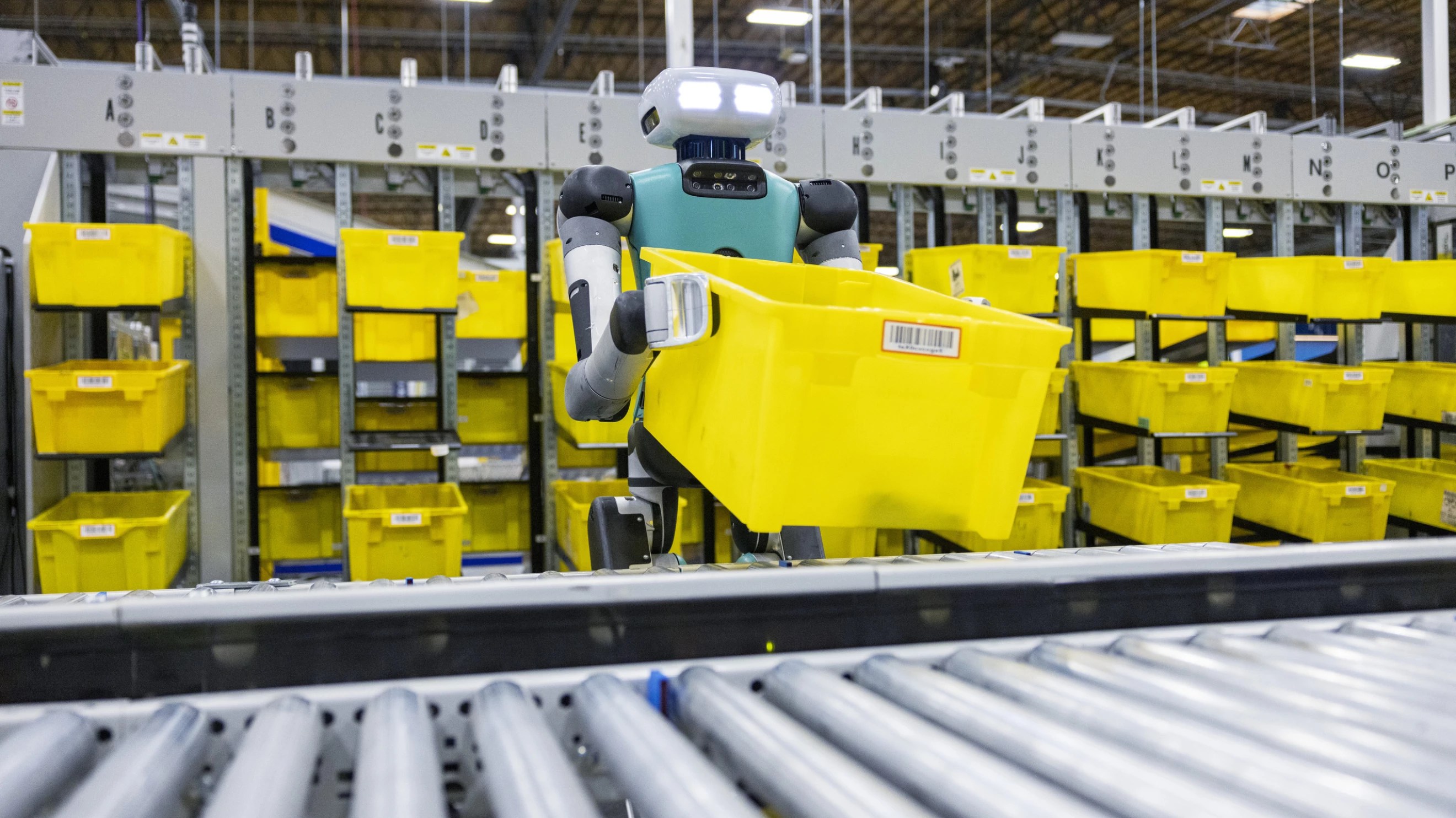 Amazon Agility Robotics Digit handhabt eine Wanne in einem Lagerhaus