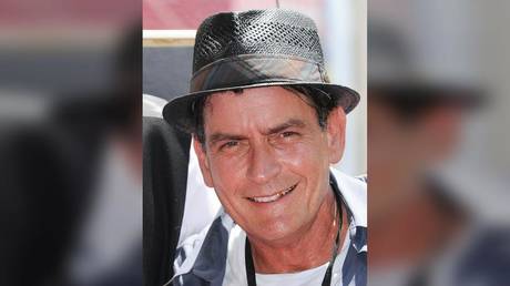 Charlie Sheen von Nachbarin angegriffen – Polizei – Unterhaltung