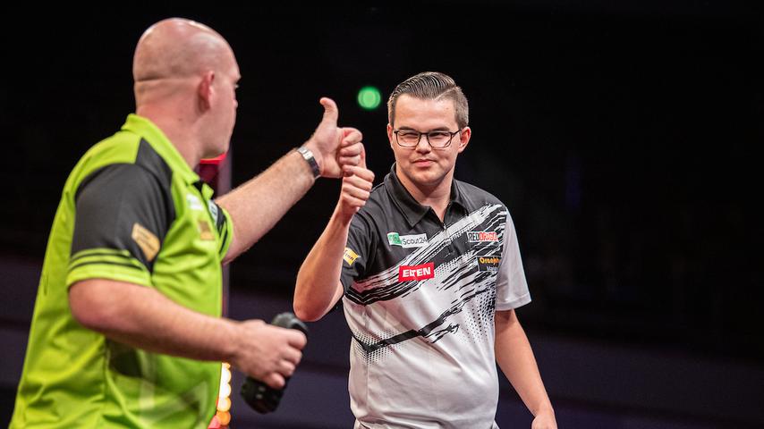 Darts Sensation Van Veen gibt Weltcup Debuet „Vor drei Jahren habe ich