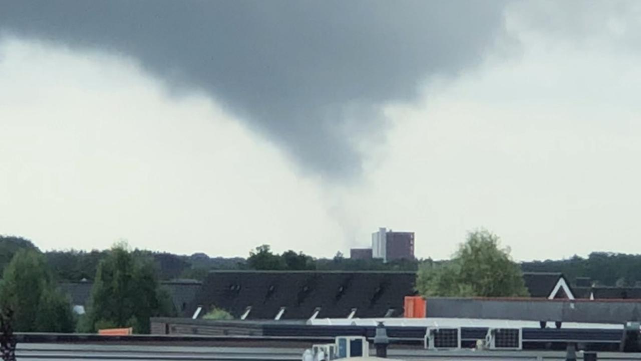 Beeld uit video: Windhoos laat spoor van vernieling achter in en rondom Apeldoorn