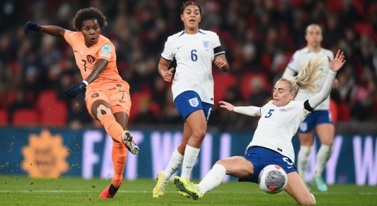 Das niederlaendische Team uebergibt den Sieg im Wembley Stadion und erwartet