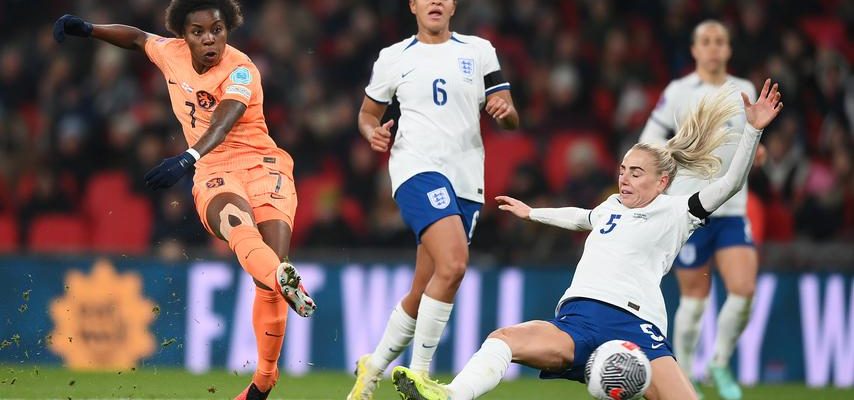 Das niederlaendische Team uebergibt den Sieg im Wembley Stadion und erwartet