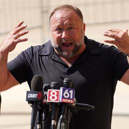 Der rechtsextreme amerikanische Verschwoerungstheoretiker Alex Jones ist zurueck auf X