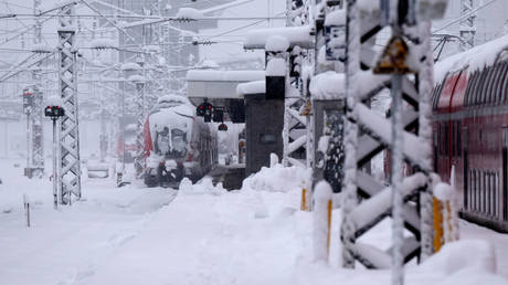 Deutsche Stadt durch heftigen Schneefall lahmgelegt VIDEOS – World