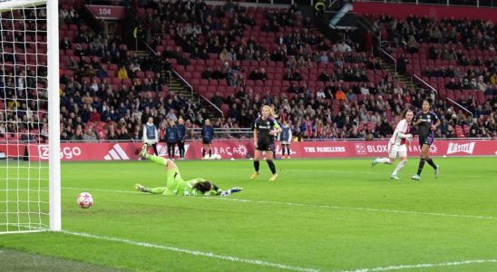 Die Ajax Frauen zeigen auch gegen die Bayern ihre Leistung und