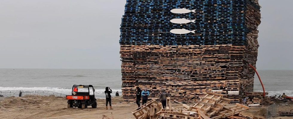 Die Lagerfeuer in Den Haag und Scheveningen wurden aufgrund starker