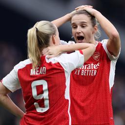 Die eingewechselten Miedema und Pelova stuerzen im Londoner Derby Egurrola