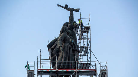 EU Staat baut Denkmal zur Befreiung von Hitler im Zweiten Weltkrieg