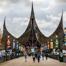 Efteling stellt zusaetzliche Hindernisse auf nachdem das Auto zum Eingang