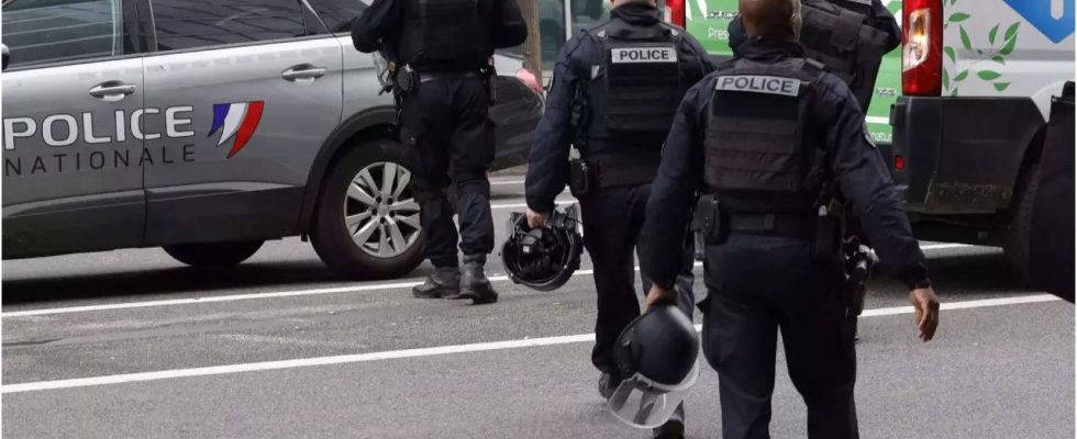 Ein Toter ein Verletzter nachdem Angreifer Passanten in Paris angegriffen