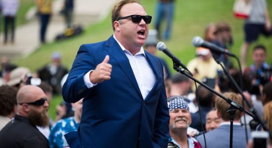 Elon Musk bringt Alex Jones und Infowars nach einer Benutzerumfrage