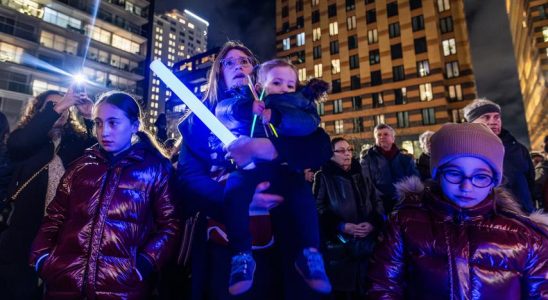 Erneut nehmen Hunderte Menschen an der Feier des juedischen Festes