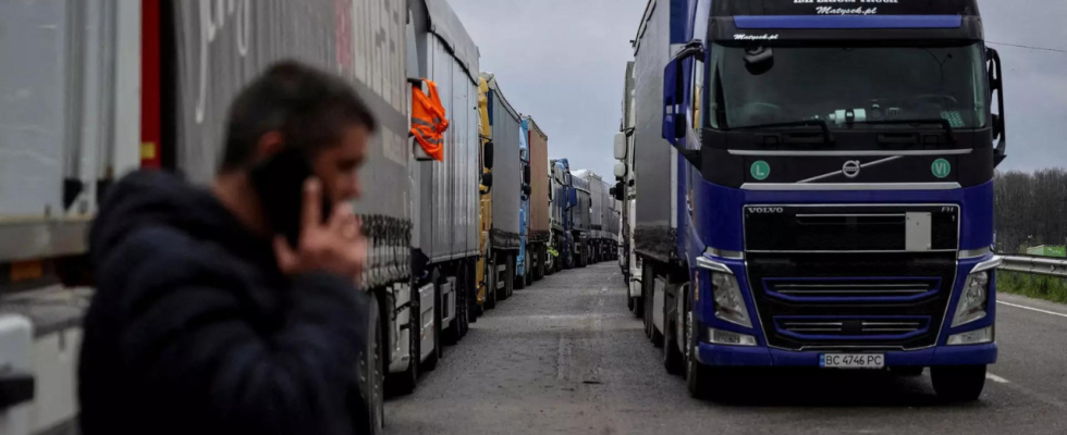 Erste leere Lastwagen passieren den neuen ukrainischen Grenzuebergang an der