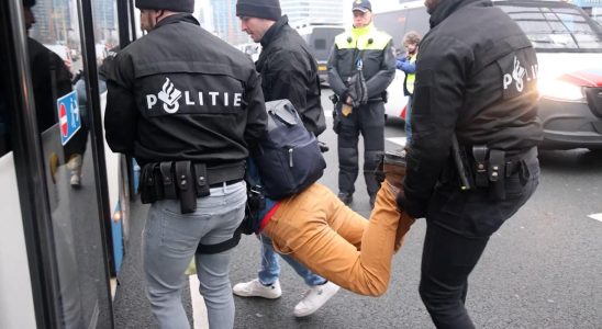 Etwa 300 Festnahmen waehrend der Klimablockade auf der A10 bei