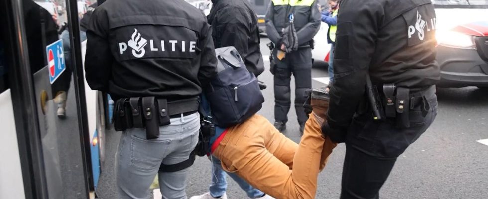 Etwa 300 Festnahmen waehrend der Klimablockade auf der A10 bei