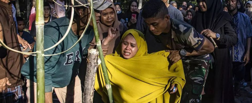 Explosion Indonesische Arbeiter protestieren nach toedlicher Explosion in Nickelfabrik