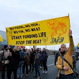 Extinction Rebellion besetzt A10 in Amsterdam Polizei veraergert ueber „lebensbedrohliche