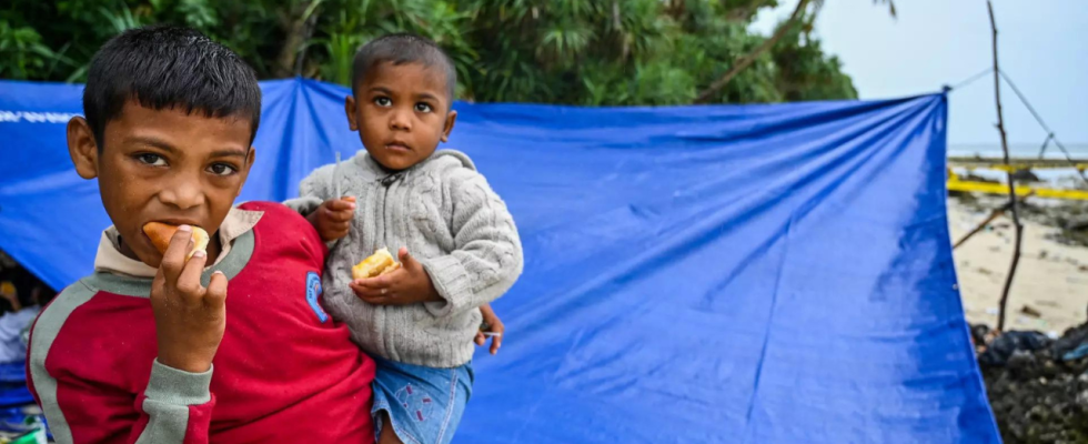 Fast 200 Rohingya strandeten am Strand von Indonesien