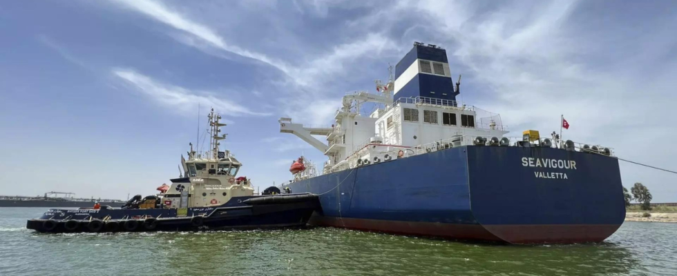 Frachtschiff hat im aegyptischen Suezkanal eine Panne und prallt gegen