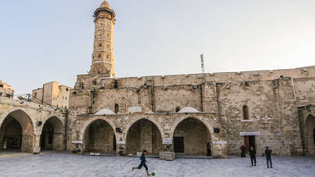 Hamas behauptet die aelteste Moschee im Gazastreifen sei in Schutt