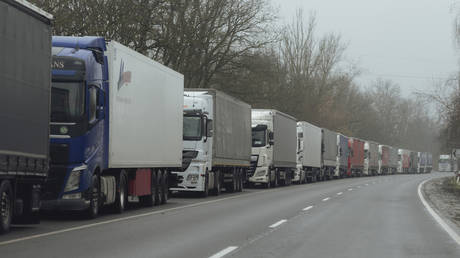 In einem anderen EU Staat blockieren Lkw Fahrer ukrainische Fracht an der