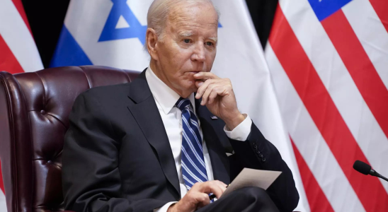 Israel greift Lager in Gaza an als Biden neue Waffenverkaeufe