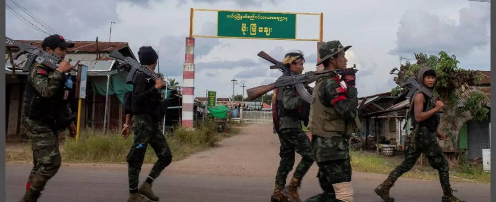 Kaempfer einer ethnischen Minderheit in Myanmar erobern die Stadt vor