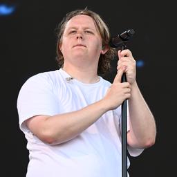 Lewis Capaldi liefert Gesundheitsupdate und kuendigt Erweiterung des zweiten Albums