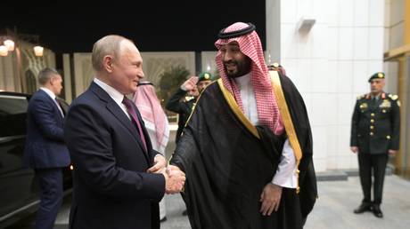 MBS hat die Reise nach Grossbritannien vor der Begruessung Putins