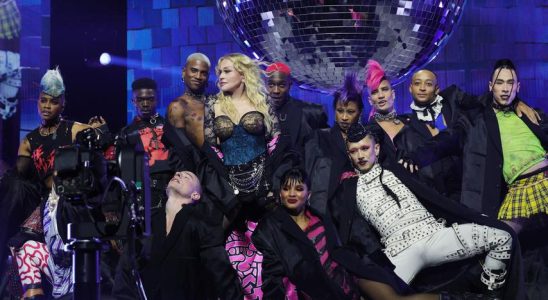 Madonna laesst Fans auf Konzert in Amsterdam warten Besucher gehen