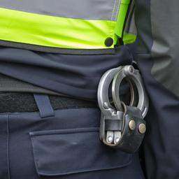 Mann bringt Schwiegermutter in Seniorenheim und findet Vagabund im Wohnzimmer