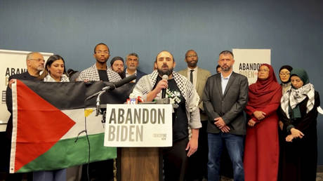 Muslime in Swing States schwoeren „Biden im Stich zu lassen