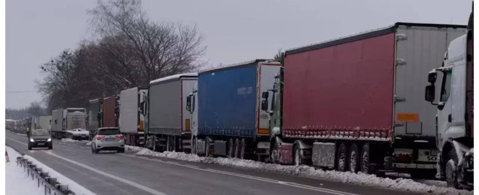 Nach Aufhebung der Blockade polnischer Landwirte beginnen Lastwagen die Grenze