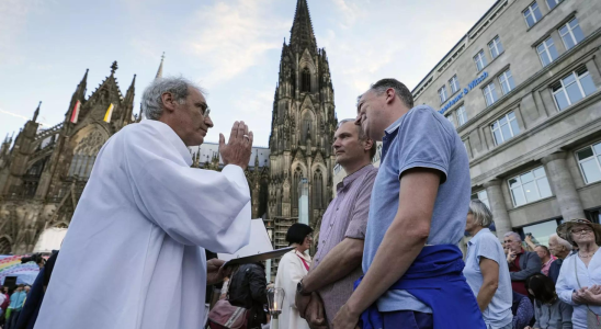 Nachdem der Papst den Segen fuer gleichgeschlechtliche Paare genehmigt hat