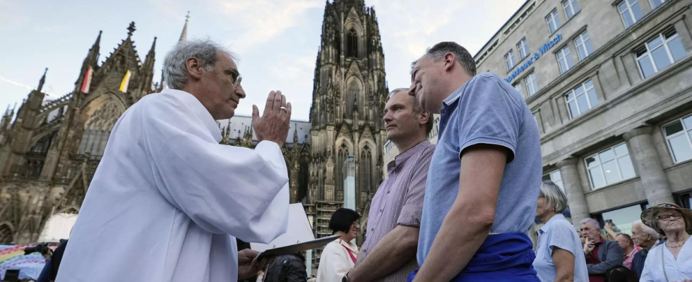 Nachdem der Papst den Segen fuer gleichgeschlechtliche Paare genehmigt hat