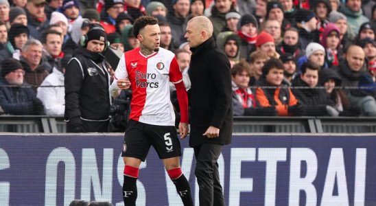 PSV Spieler Teze und Feyenoord Spieler Hartman koennen am Donnerstag nach einem