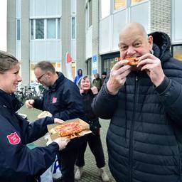 Pizza ist fuer den Obdachlosen John 43 ein riesiger