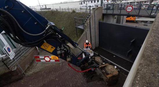 Riesige Tuer an diesem Kai ist wegen Hochwasser bereits geschlossen