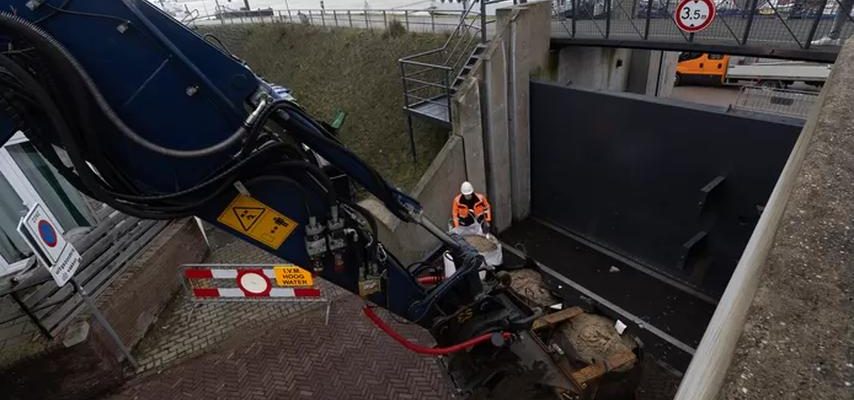 Riesige Tuer an diesem Kai ist wegen Hochwasser bereits geschlossen