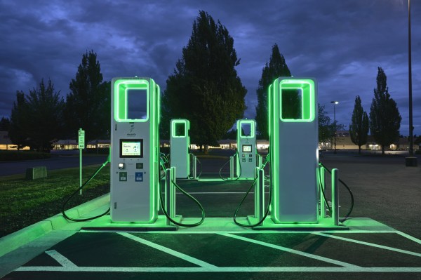 Schnellladenetze fuer Elektrofahrzeuge stehen vor einer Herausforderung im Jahr 2024