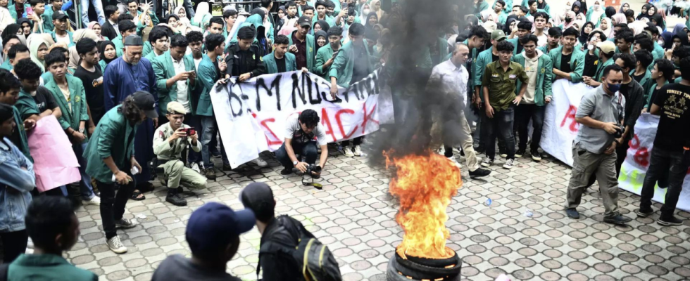 Studenten in Indonesien protestieren gegen die wachsende Zahl von Rohingya Fluechtlingen