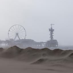 Ueberflutete Kais in Delfzijl und Scheveningen aufgrund von Hochwasser