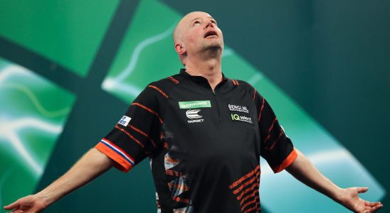 Van Barneveld litt auf der Buehne unter Juckreiz im Fuss